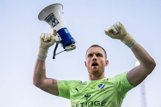 Halmstads målvakt Tim Erlandsson jublar