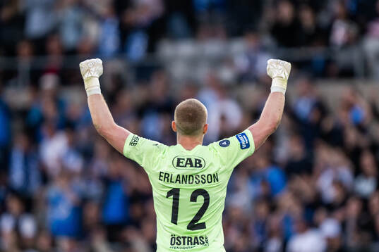 Halmstads målvakt Tim Erlandsson jublar
