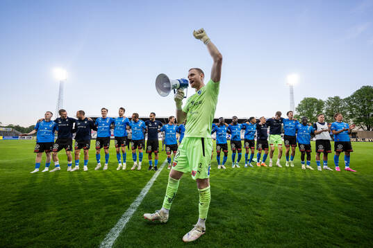 Halmstads målvakt Tim Erlandsson jublar