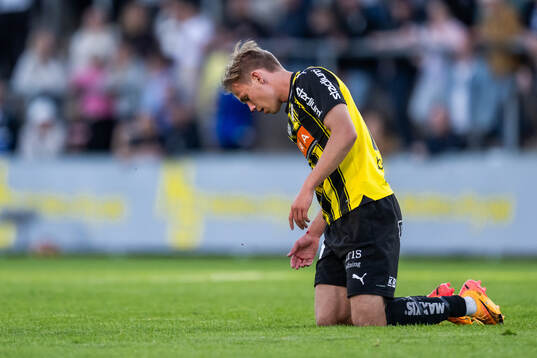 Häckens Pontus Dahbo blöder från näsan