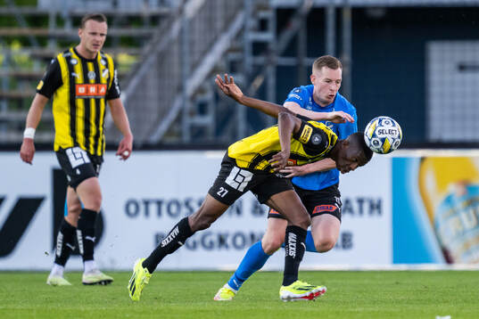 Halmstads Gisli Eyjolfsson och Häckens Akoua Romeo Amane