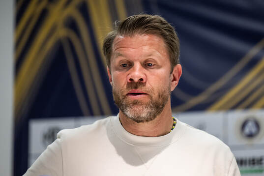 Häckens tränare Pål Arne Johansen på presskonferensen