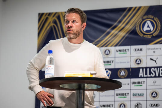 Häckens tränare Pål Arne Johansen på presskonferensen