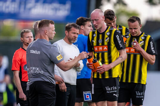 Häckens tränare Pål Arne Johansen pratar med Valgeir