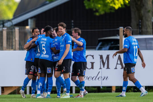Halmstads Villiam Granath jublar med lagkamrater