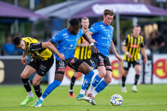 Häckens Srdjan Hrstic och Halmstads Jonathan Svedberg