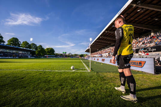 Häckens Julius Lindberg lägger en hörna