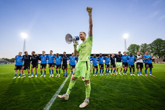Halmstads målvakt Tim Erlandsson jublar