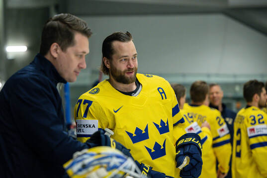 Head coach Sam Hallam and Victor Hedman of Sweden at a team