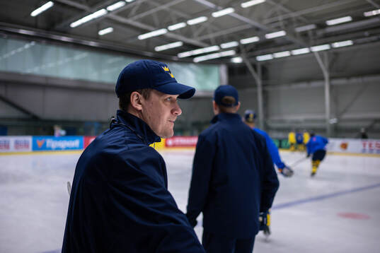 Head coach Sam Hallam of Sweden at a practice session