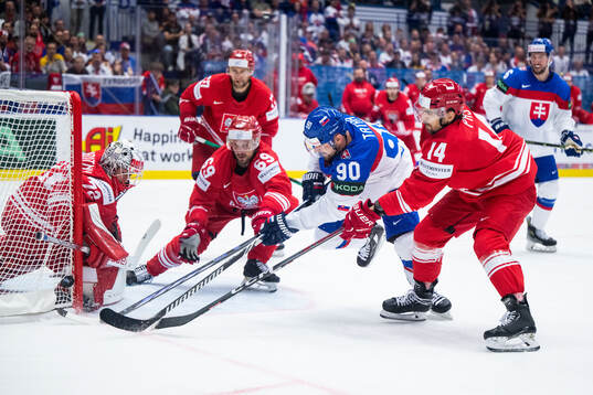 Goaltender David Zabolotny, Mateusz Bryk, Dominik Pas of