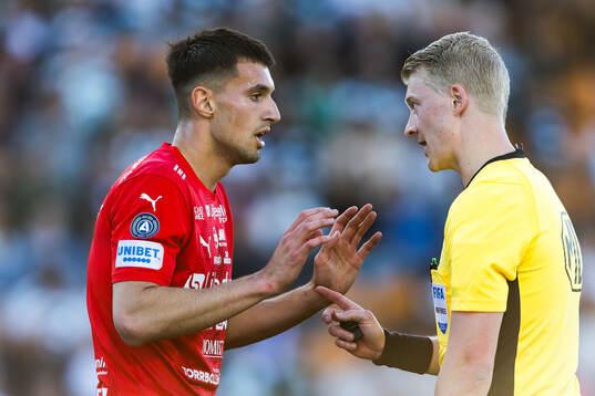 Värnamos Emin Hasic reagerar mot domare Adam Ladebäck