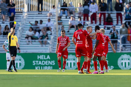 Värnamos Johnbosco Samuel Kalu tilldelas gult kort i