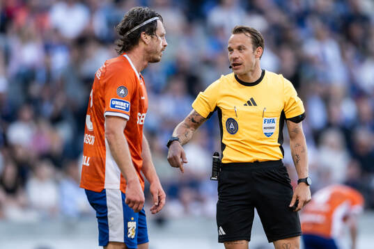 IFK Göteborgs Gustav Svensson i diskussion med Domare