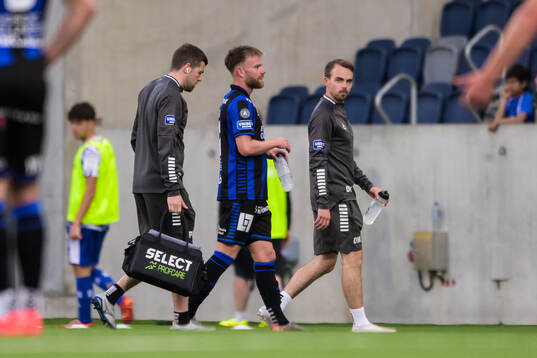 Sirius Dennis Widgren lämnar planen med skada