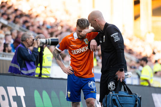 IFK Göteborgs Mattias Johansson lämnar planen med skada