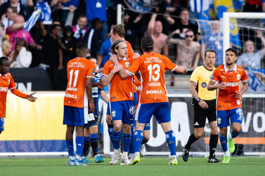 IFK Göteborgs Oscar Pettersson jublar med lagkamrater