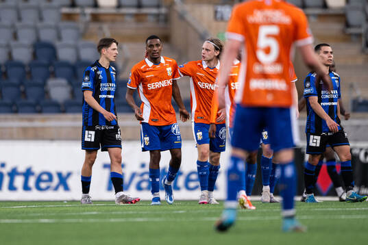 IFK Göteborgs Paulos Abraham jublar med Oscar Pettersson