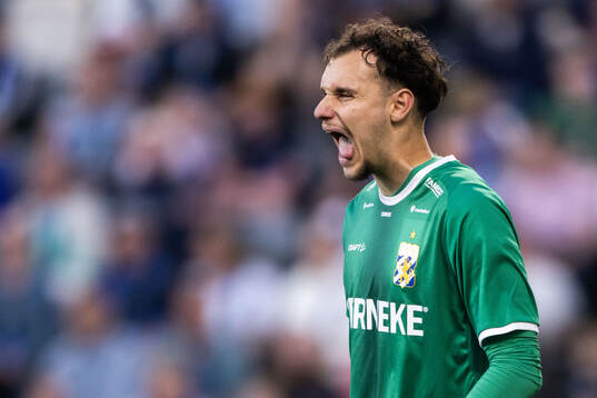 IFK Göteborgs målvakt Elis Bishesari deppar