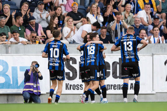 Sirius Noel Milleskog jublar med lagkamrater