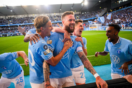 Malmö FFs Pontus Jansson jublar med lagkamrater