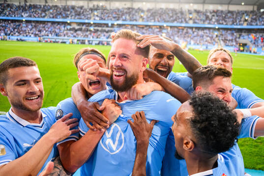 Malmö FFs Pontus Jansson jublar med lagkamrater