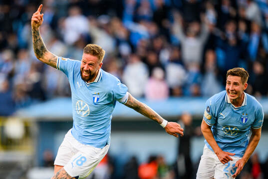 Malmö FFs Isaac Kiese Thelin jublar med Lasse Berg Johnsen
