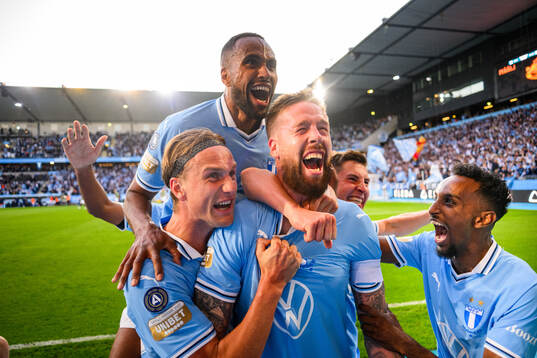 Malmö FFs Pontus Jansson kramas om av Erik Botheim, Isaac