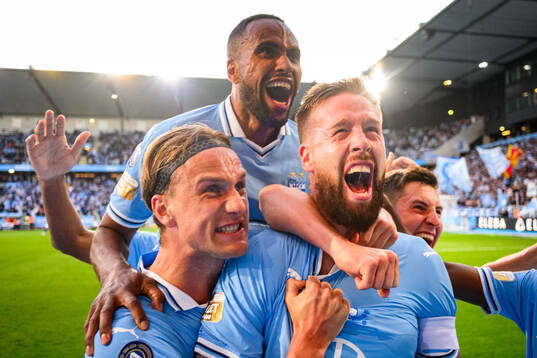 Malmö FFs Pontus Jansson kramas om av Erik Botheim, Isaac