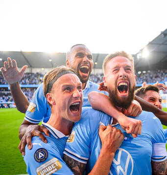 Malmö FFs Pontus Jansson kramas om av Erik Botheim och