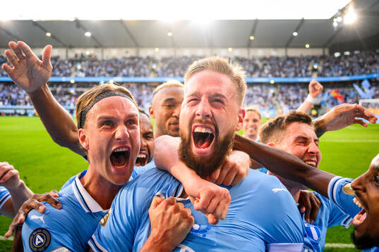 Malmö FFs Pontus Jansson kramas om av Erik Botheim