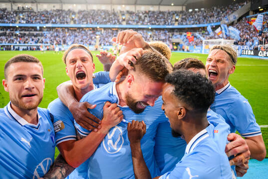 Malmö FFs Pontus Jansson kramas om av Taha Ali