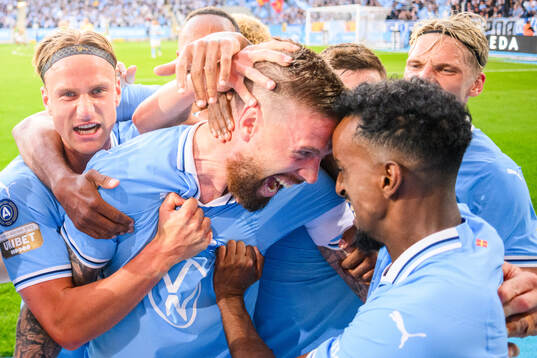 Malmö FFs Pontus Jansson kramas om av Taha Ali