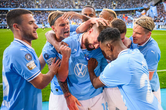 Malmö FFs Pontus Jansson kramas om av Taha Ali