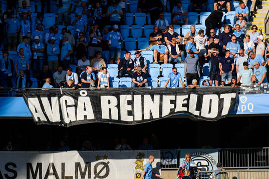 Banderoll med texten Avgå Reinfeld från Malmö klacken