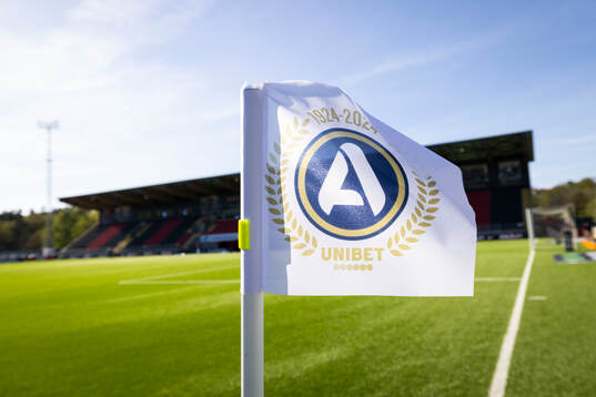 Hörnflaggan med Allsvenskan loggan innan fotbollsmatchen i