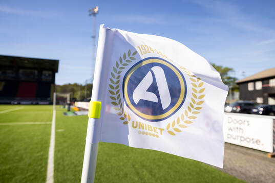 Hörnflaggan med Allsvenskan loggan innan fotbollsmatchen i