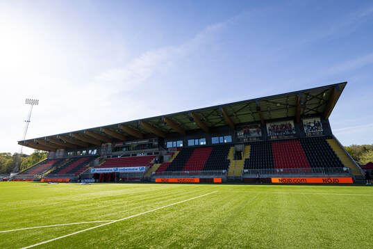 Vy på hemma läktaren på Grimsta IP innan fotbollsmatchen