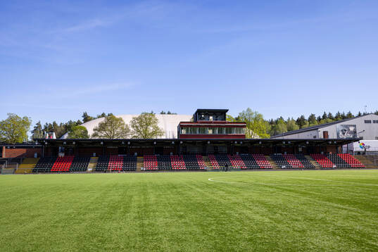 Vy på borta läktaren i Grimsta IP innan fotbollsmatchen i