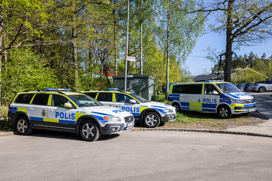 Polisbilar utanför Grimsta IP innan fotbollsmatchen i