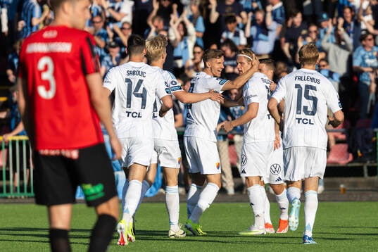 Djurgårdens Tobias Gulliksen jublar med lagkamrater