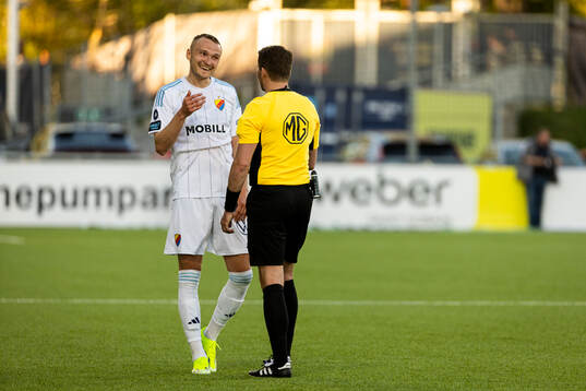 Djurgårdens Piotr Johansson och Domare Joakim Östling