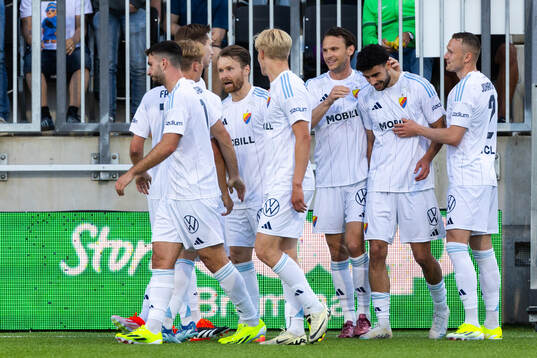 Djurgårdens Deniz Hummet jublar med lagkamrater