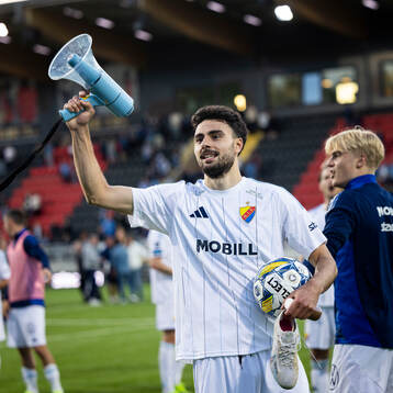 Djurgårdens Deniz Hummet tackar supportrarna