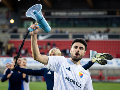 Djurgårdens Deniz Hummet tackar supportrarna