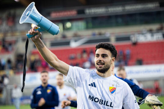 Djurgårdens Deniz Hummet tackar supportrarna