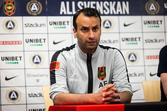 Brommapojkarnas tränare Andreas Engelmark på en
