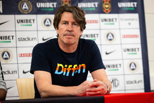 Djurgårdens tränare Thomas Lagerlöf på en presskonferens