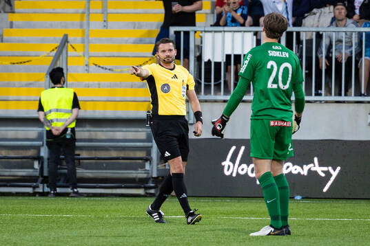 Domare Joakim Östling ger straff till Djurgården