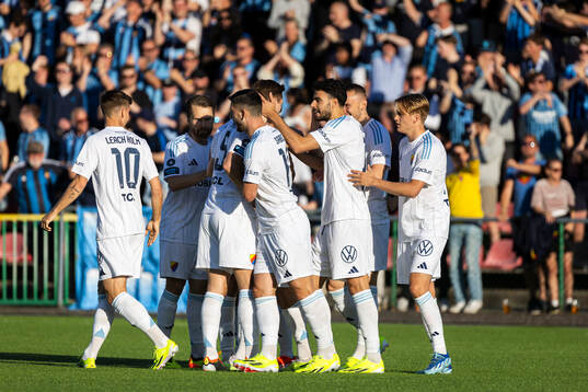 Djurgårdens spelarna jublar 0-1 målet av Tobias Gulliksen